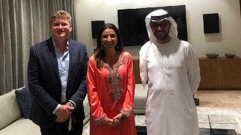 Fleur Hassan-Nahoum con el empresario emiratí, Thani Al Shirawi (derecha), y Dorian Barak, cofundador del Consejo Empresarial EAU-Israel.