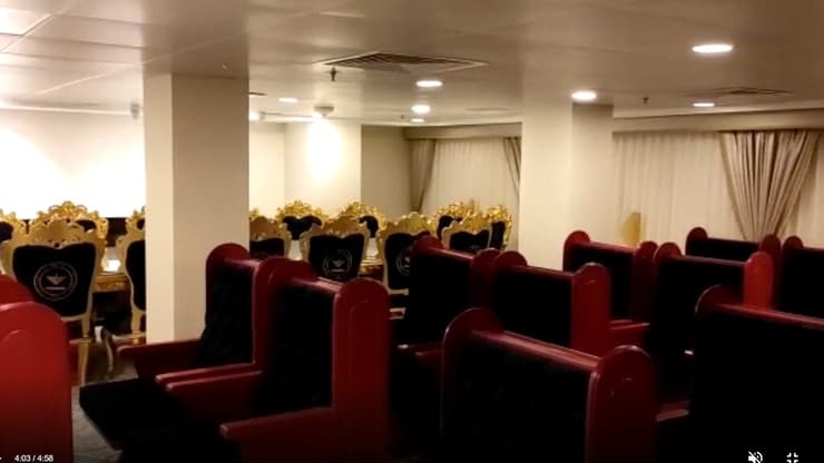Sinagoga lujosa reconstruida en el "Queen Elizabeth" en Dubai. 