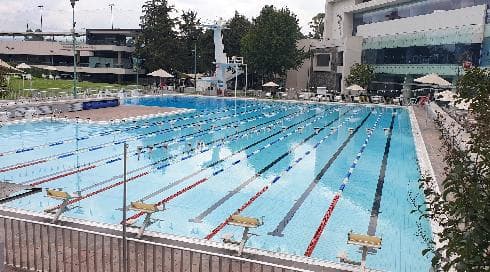 Una vista de una de las piscinas ahora vacías del Deportivo. 