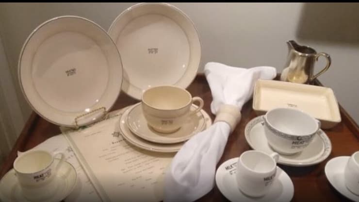 Vajilla kosher para lácteos y cárnicos en el Barco Museo "Queen Mary" en California. (Ephraim Kamisar) Vajilla kosher para lácteos y cárnicos en el Barco Museo "Queen Mary" en California.