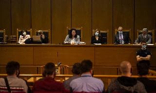 Juicio a miembros de Amanecer Dorado en Atenas.