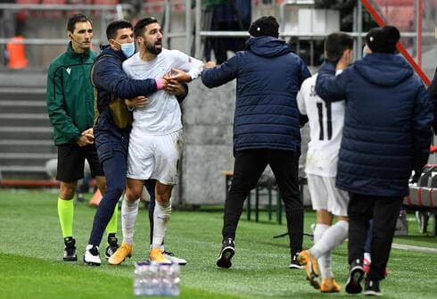 La pelea entre Dabour y Zahavi al final del primer tiempo. 