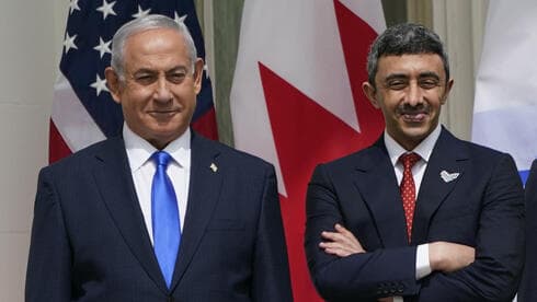 Netanyahu y el ministro de Relaciones Exteriores de Emiratos, Abdullah bin Zayed bin Sultan Al Nahyan, durante la firma del acuerdo de paz en la Casa Blanca en septiembre. (EPA) Netanyahu y el ministro de Relaciones Exteriores de Emiratos, Abdullah bin Zayed bin Sultan Al Nahyan, durante la firma del acuerdo en la Casa Blanca en septiembre.