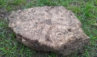 Una de las antiguas lápidas halladas.