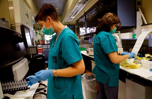 Nuevas investigaciones sobre la inmunidad en pacientes que padecieron coronavirus. (AFP) Sala de investigación de coronavirus en el Instituto Universitario Hadassah, de Jerusalem.