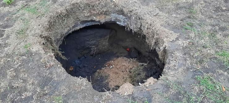 La cueva hallada en un campo de fútbol en Iasi, Rumania.