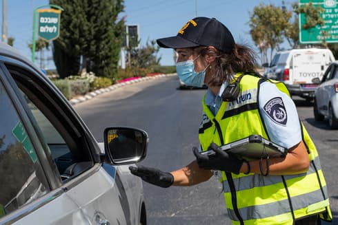 Un puesto de control policial en el asentamiento de Beitar Illit en Cisjordania durante el cierre. (Shalev Shalom ) Un puesto de control policial en el asentamiento de Beitar Illit en Cisjordania durante el cierre.