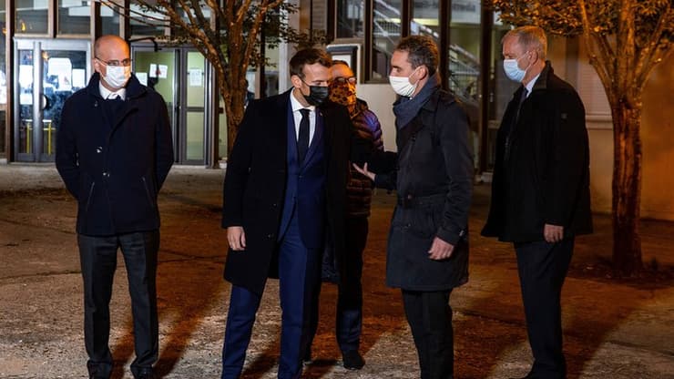 El presidente Macron y otros funcionarios en la escena del asesinato.