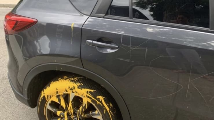 Daños producidos al auto de una estudiante judía en Estados Unidos.