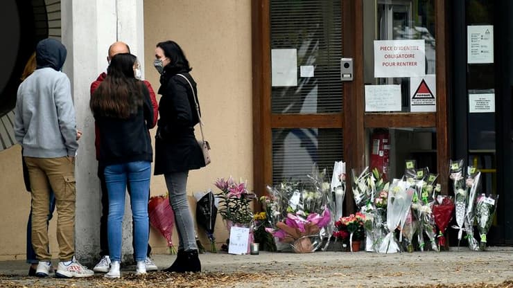 Flores en homenaje al profesor decapitado.