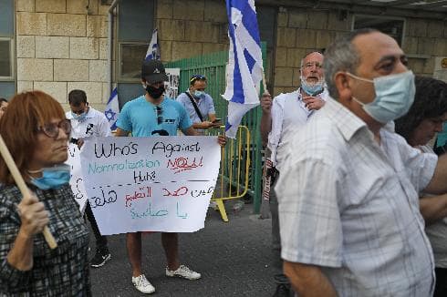 Israelíes protestan contra la internación de Saeb Erekat en su país. 