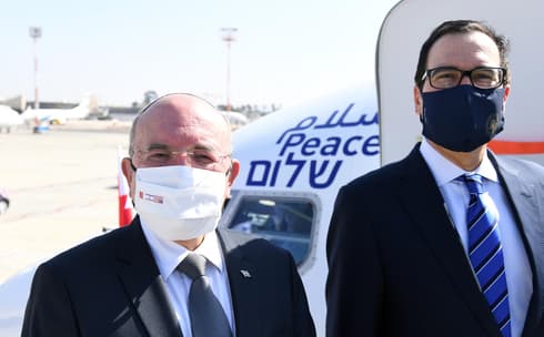 El jefe del Consejo Nacional de Seguridad israelí Meir Ben Shabbat junto al secretario del Tesoro de Estados Unidos, Steven Mnuchin. (Oficina de Prensa de Israel) El jefe del Consejo Nacional de Seguridad israelí Meir Ben Shabbat junto al secretario del Tesoro de Estados Unidos, Steven Mnuchin.