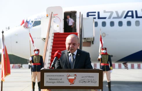Meir Ben Shabbat, jefe del Consejo Nacional de Seguridad israelí, habla en el aeropuerto de Manama a su llegada a la capital de Bahrein. (Oficina de Prensa de Israel) Meir Ben Shabbat, jefe del Consejo Nacional de Seguridad israelí, habla en el aeropuerto de Manama a su llegada a la capital de Bahrein.