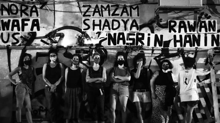 HaStickeriot inunda las calles israelíes con carteles pegados en las paredes. (Pamela Pompas) HaStickeriot