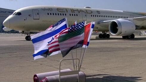 El avión de Etihad con la delegación emiratí llega a Israel. 