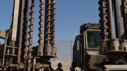 Trabajos de perforación en el área en que las FDI detectaron el túnel terrorista. 