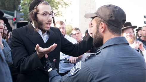 Los orígenes culturales deben ser considerados un imán para todos los ciudadanos israelíes, y no solo para aquellos que se sienten conectados con la halajá. (Yoav Dudkevitch) Choque entre religiosos ortodoxos y la policía en Jerusalem.