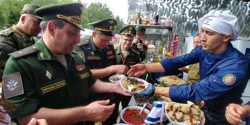 Cocineros de las FDI en un concurso en Rusia. (Embajada de Israel en Rusia/Unidad de Portavoces de las FDI) Cocineros de las FDI en un concurso en Rusia.