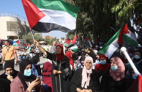 Palestinos protestando contra la normalización de relaciones entre Emiratos Árabes Unidos e Israel. (EPA) Palestinos protestando contra la normalización de relaciones entre Emiratos Árabes Unidos e Israel.