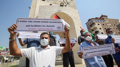 Palestinos se manifiestan por el acuerdo alcanzado entre Israel y Bahrein.