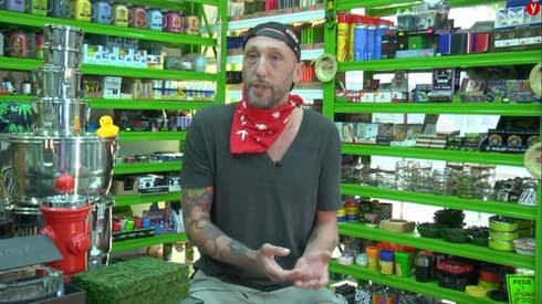Gili Mossinson, del básquetbol a las fiestas sexuales. 