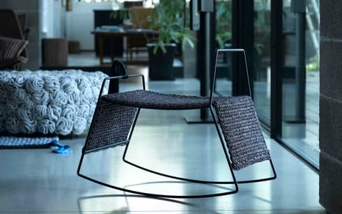Un taburete combinado con tejido crochet. 
