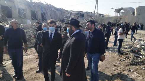El rabino Shneur Segal recorre las ruinas de la ciudad bombardeada. 