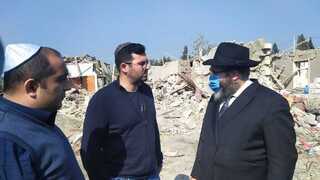 El rabino Shneur Segal visita las zonas bombardeadas. 