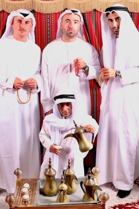 Omer Adam (centro arriba), estrella pop israelí, de visita en Dubai. 