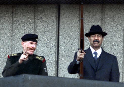Conocida foto de Saddam Hussein. A su derecha, Ezzat Ibrahim al Duri. 