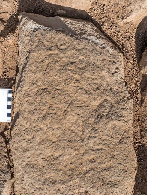El hito fronterizo de 1.700 años con la inscripción "Kfar Nefah" en letras griegas. (Asaf Peretz/Autoridad de Antigüedades de Israel) El hito fronterizo de 1.700 años con la inscripción "Kfar Nefah" en letras griegas.