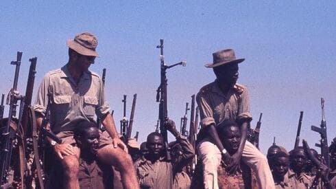 Un sudanés carga en los hombros a David Ben-Uziel.