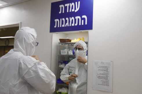 Sala de terapia intensiva para pacientes con coronavirus del hospital Ichilov, en Tel Aviv. (Eitan Alchadaz/TPS) Sala de terapia intensiva para pacientes con coronavirus del hospital Ichilov, en Tel Aviv.