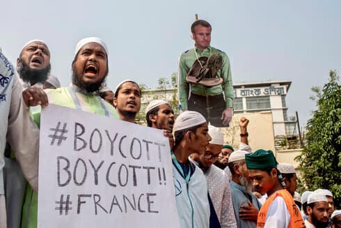 Protesta contra el presidente francés, Emmanuel Macron, en Bangladesh.