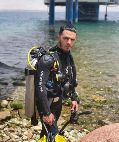 Moshe Buzaglo en un viaje anterior en Eilat. 