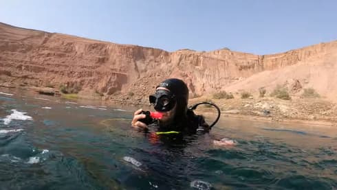 Uno de los amigos de Moshe Buzaglo tras la inmersión en el lago. 