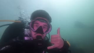 Moshe Buzaglo se sumerge en el Lago Escondido. 