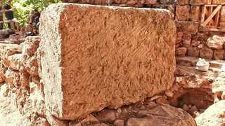 Bloque de piedra con marcas de cruces talladas. 
