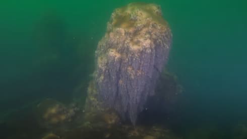 Roca en el fondo del lago. 