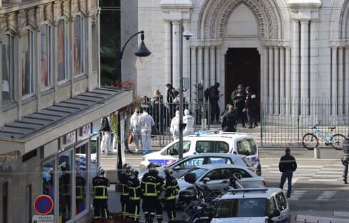 Tres personas murieron en el ataque perpetrado por un terrorista islámico en la basílica de Notre-Dame, en Niza. (AFP) La policía acoTres personas murieron en el ataque perpetrado por un terrorista islámico en la basílita de Notre-Dame, en Niza.rdonó el área después del ataque.