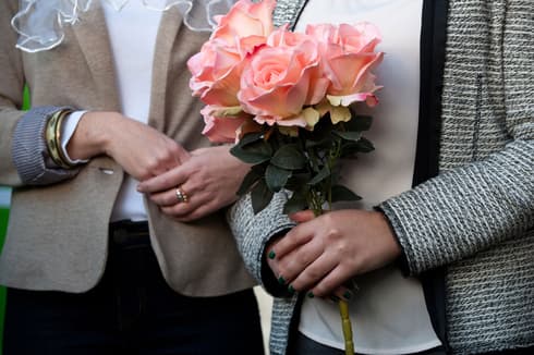 Una pareja de lesbianas realizada una boda simbólica porque el Estado les niega su derecho a contraer matrimonio. (Benny Deutch) Una pareja de lesbianas realizada una boda simbólica porque el Estado les niega su derecho a contraer matrimonio.