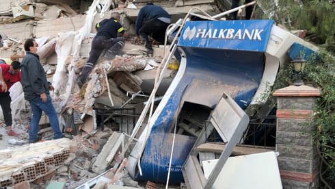 Destrozos en Esmirna, Turquía.