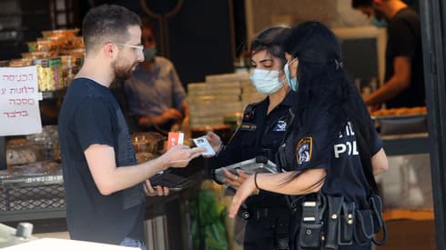 Un israelí es multado por la policía en Tel Aviv. 