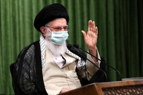 En 2017, el líder supremo iraní, Alí Khamenei, ratificó que la condena de muerte a Rushdie seguía siendo válida. (EPA) Khamenei