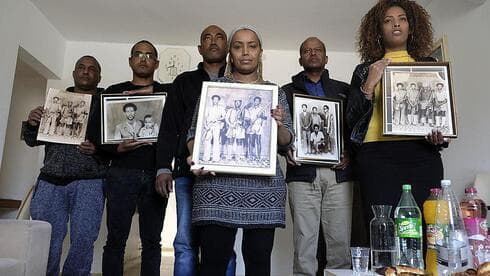 Inmigrantes etíopes con fotografías de los familiares que perdieron de camino a Israel. (Avi Rokah) Inmigrantes etíopes con fotografías de los familiares que perdieron de camino a Israel.