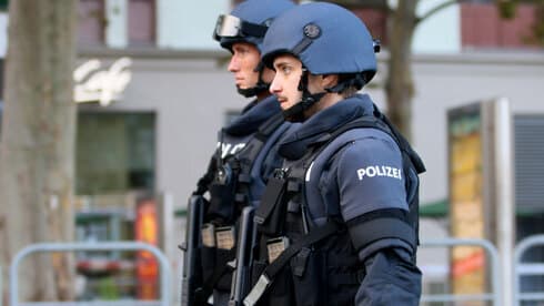 Cuatro civiles y un terrorista murieron durante los ataques de ayer en Viena. 