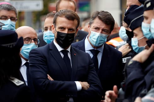 Emmanuel Macron en el lugar del ataque terrorista en Niza. 