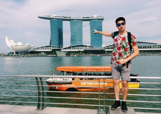 Bronson en Singapur, durante uno de sus tantos viajes.