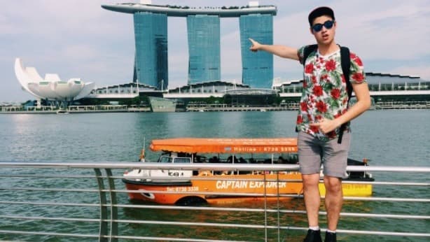 Bronson en Singapur, durante uno de sus tantos viajes.