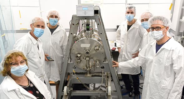 El equipo de I + D posa junto al nanosatélite. 